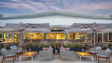 2 restaurants servant le petit déjeuner, le déjeuner et le dîner