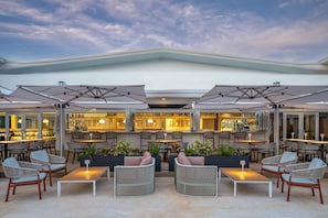 2 restaurants; breakfast, lunch, dinner and brunch served  - The Luce, St. Pete Beach, a Tribute Portfolio Hotel (St. Pete Beach)