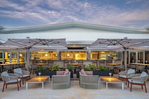 2 restaurantes; se sirven desayunos, almuerzos, cenas y brunches