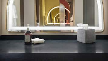 Hochwertige Bettwaren, Daunenbettdecken, Pillowtop-Betten, Zimmersafe