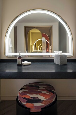 Hochwertige Bettwaren, Daunenbettdecken, Pillowtop-Betten, Zimmersafe