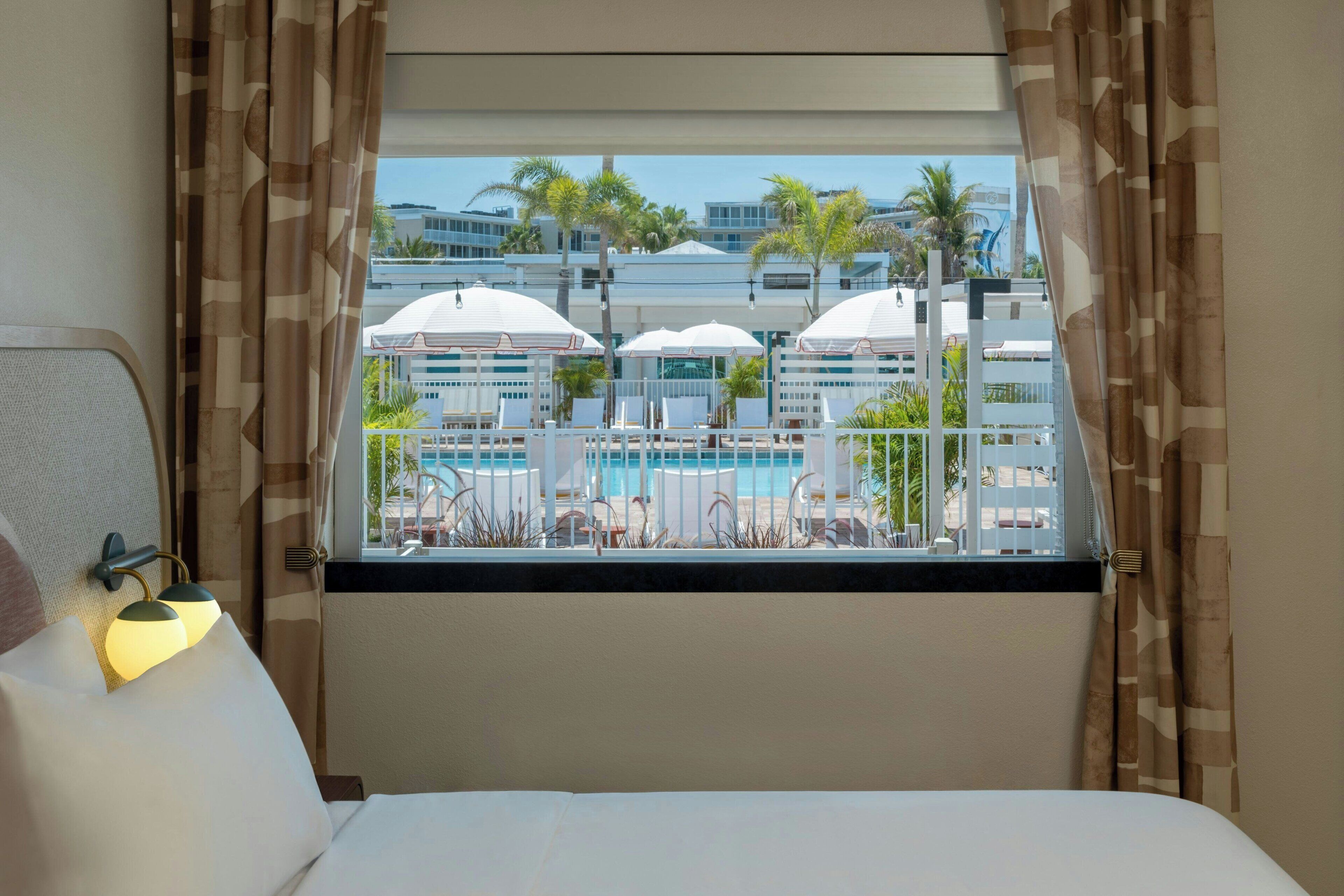 Quarto, 1 cama King, varanda coberta, ao lado da piscina (Pool View) | Piscina | Piscina externa, piscina aquecida, funciona das 8h às 22h, barracas