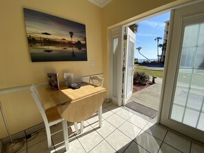 North Cottages, Ocean View | Espacio para trabajar con laptop y tabla de planchar con plancha