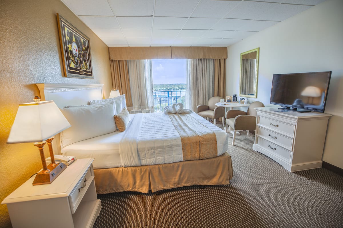 king city | 1 bedroom, premium bedding, in-room safe, desk