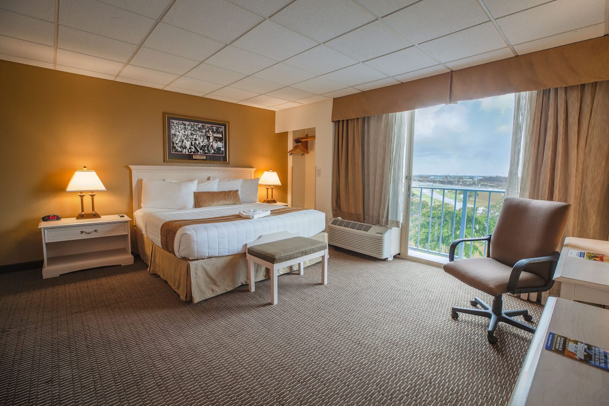 Corner King City | 1 bedroom, premium bedding, in-room safe, desk