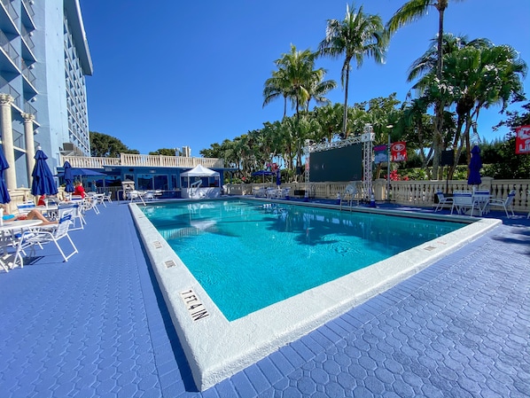 Piscine extérieure, parasols de plage, chaises longues