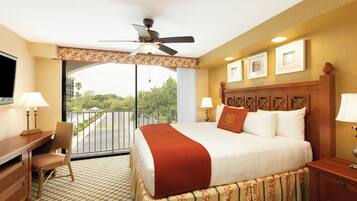 Caja de seguridad en la habitación y tabla de planchar con plancha