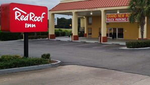 Un hotel Red Roof Inn con un letrero que indica estacionamiento para camiones.