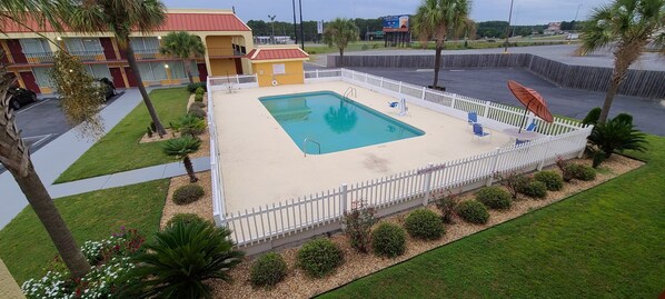 Una piscina al aire libre de temporada