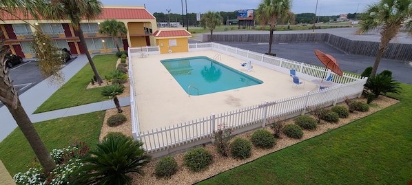 Una piscina al aire libre de temporada