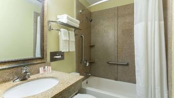 Combined shower/bathtub, free toiletries, hair dryer, towels