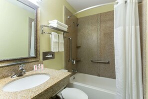 Ducha y bañera combinadas y artículos de higiene personal gratuitos