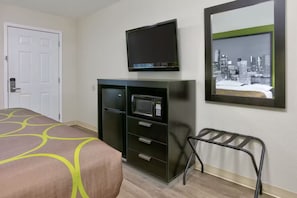 In-room safe, desk, soundproofing, iron/ironing board - Super 8 by Wyndham Brunswick/St Simons Island Area (Brunswick)