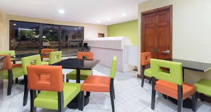 Super 8 by Wyndham Brunswick/St Simons Island Area