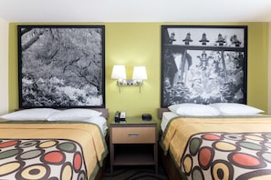 In-room safe, desk, soundproofing, iron/ironing board - Super 8 by Wyndham Brunswick/St Simons Island Area (Brunswick)