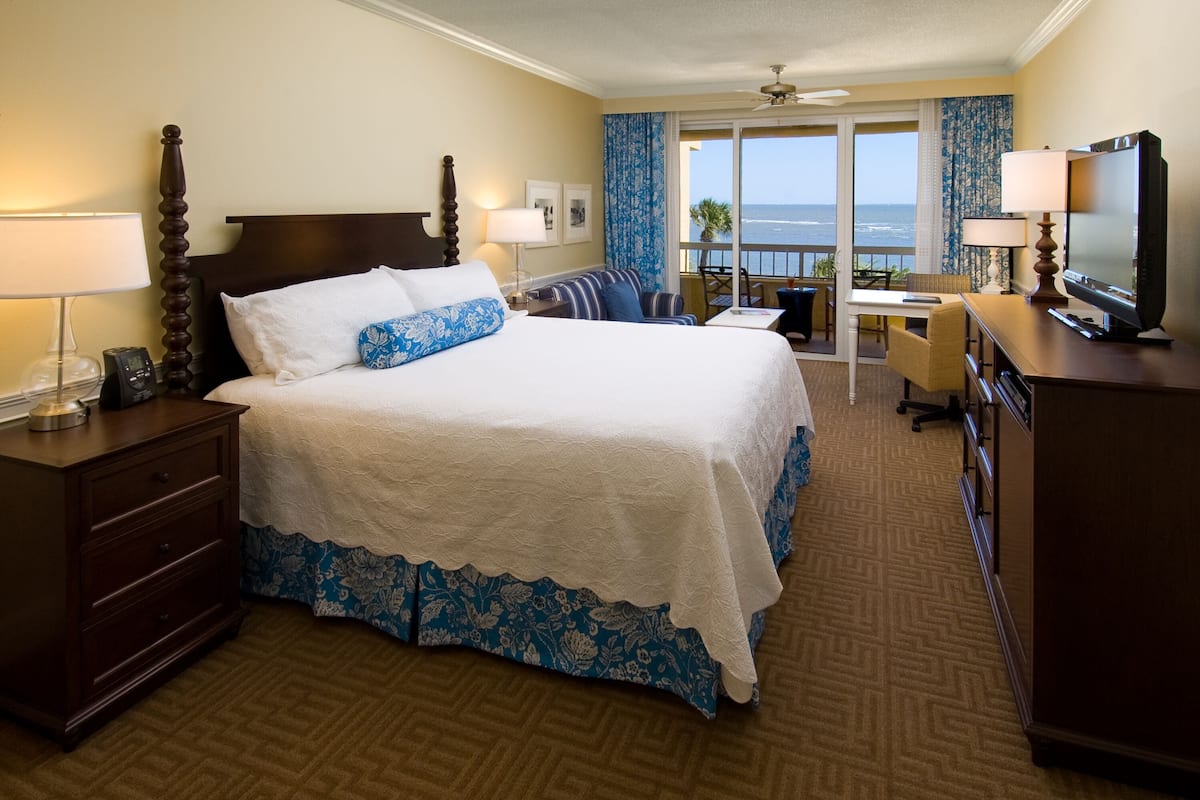 Premium Room, 1 King Bed, Balcony, Oceanfront | Hypo-allergenic bedding, pillowtop beds, in-room safe, desk