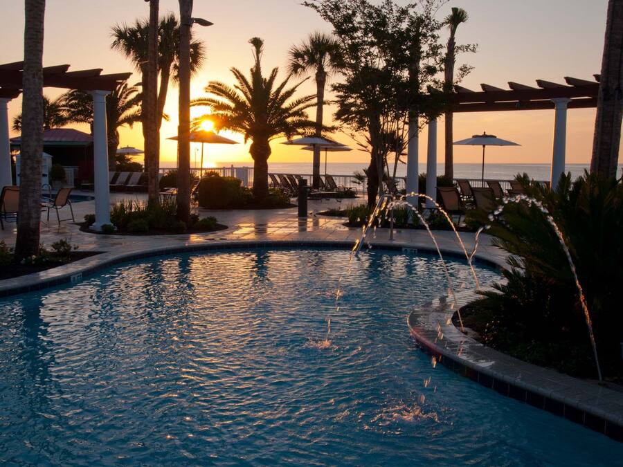 5 piscines extérieures, parasols de plage, chaises longues