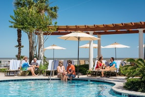 5 piscines extérieures, parasols de plage, chaises longues