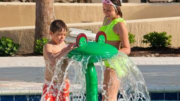5 piscines extérieures, parasols de plage, chaises longues