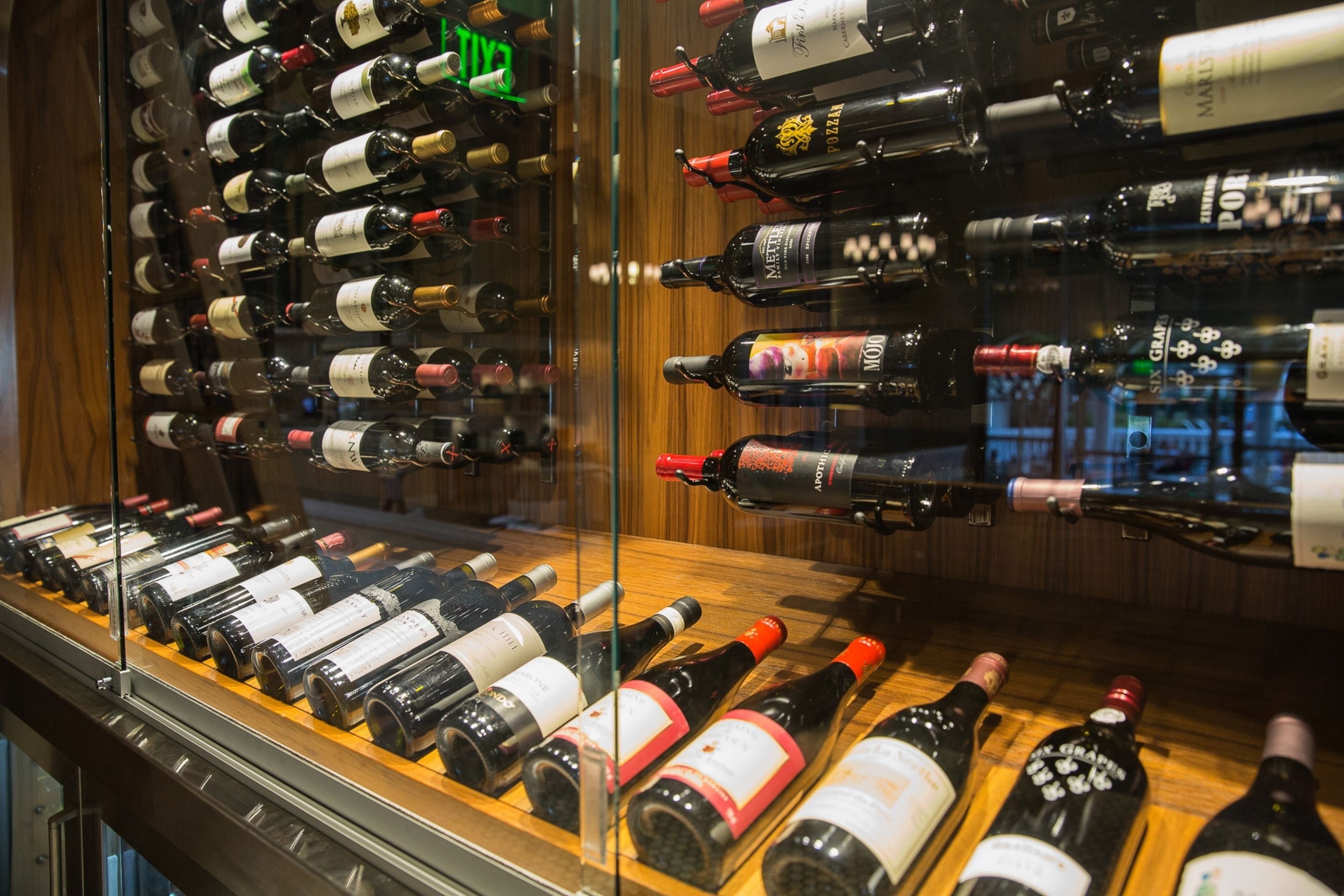 Una dispensa con diverse bottiglie di vino.