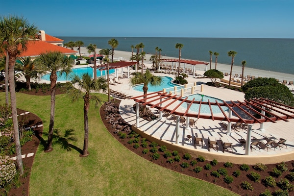 5 outdoor pools, pool umbrellas, sun loungers