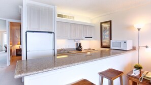 Standard Room, 1 Bedroom (Specific Unit May Vary) | Private kitchen | Fridge, microwave, oven, stovetop