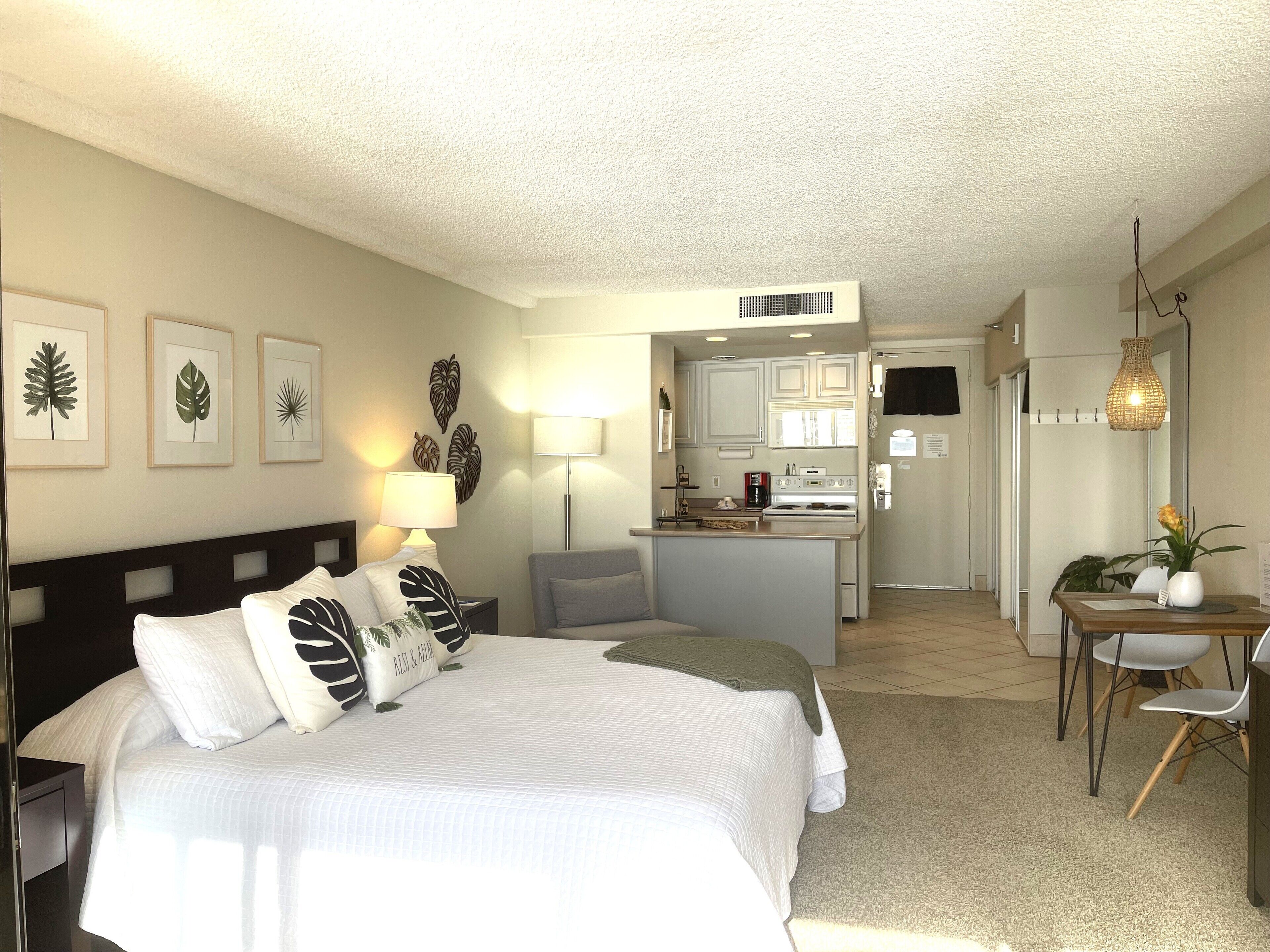 خزنة داخل الغرفة وبديكورات فريدة لكل غرفة وطراز فريد لكل وحدة