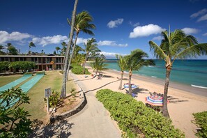 On the beach, white sand, sun loungers, beach towels - The Mauian - Boutique Beach Studios on Napili Bay (Lahaina)