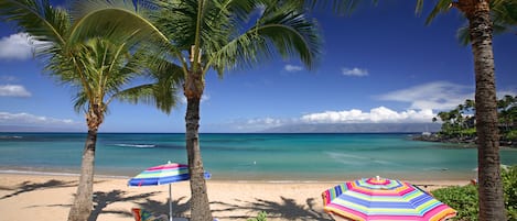 Plage, sable blanc, chaises longues, serviettes de plage