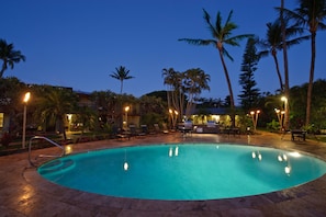 Piscine extérieure, chaises longues