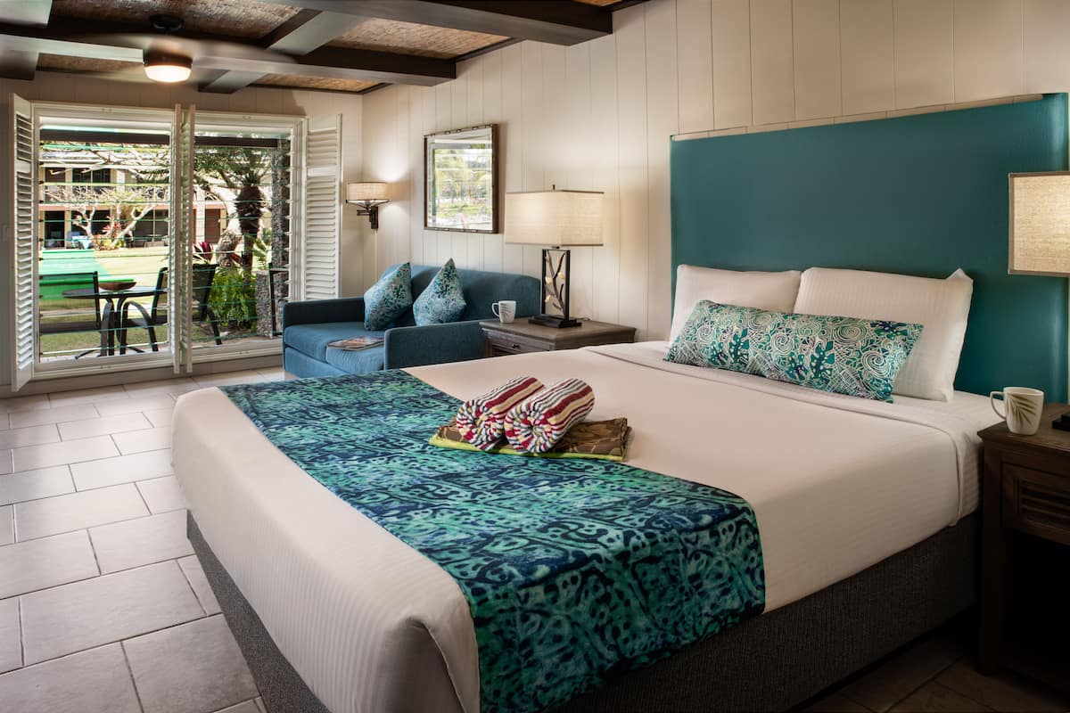Studio, 1 King Bed, Partial Ocean View | Desk, free WiFi, bed sheets