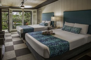 Zimmer, 2 Queen-Betten, Poolblick | 1 Schlafzimmer, Schreibtisch, kostenloses WLAN, Bettwäsche