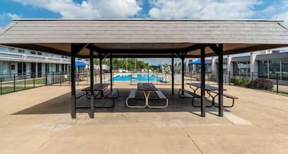 Quality Inn & Suites Vandalia near I-70 and Hwy 51
