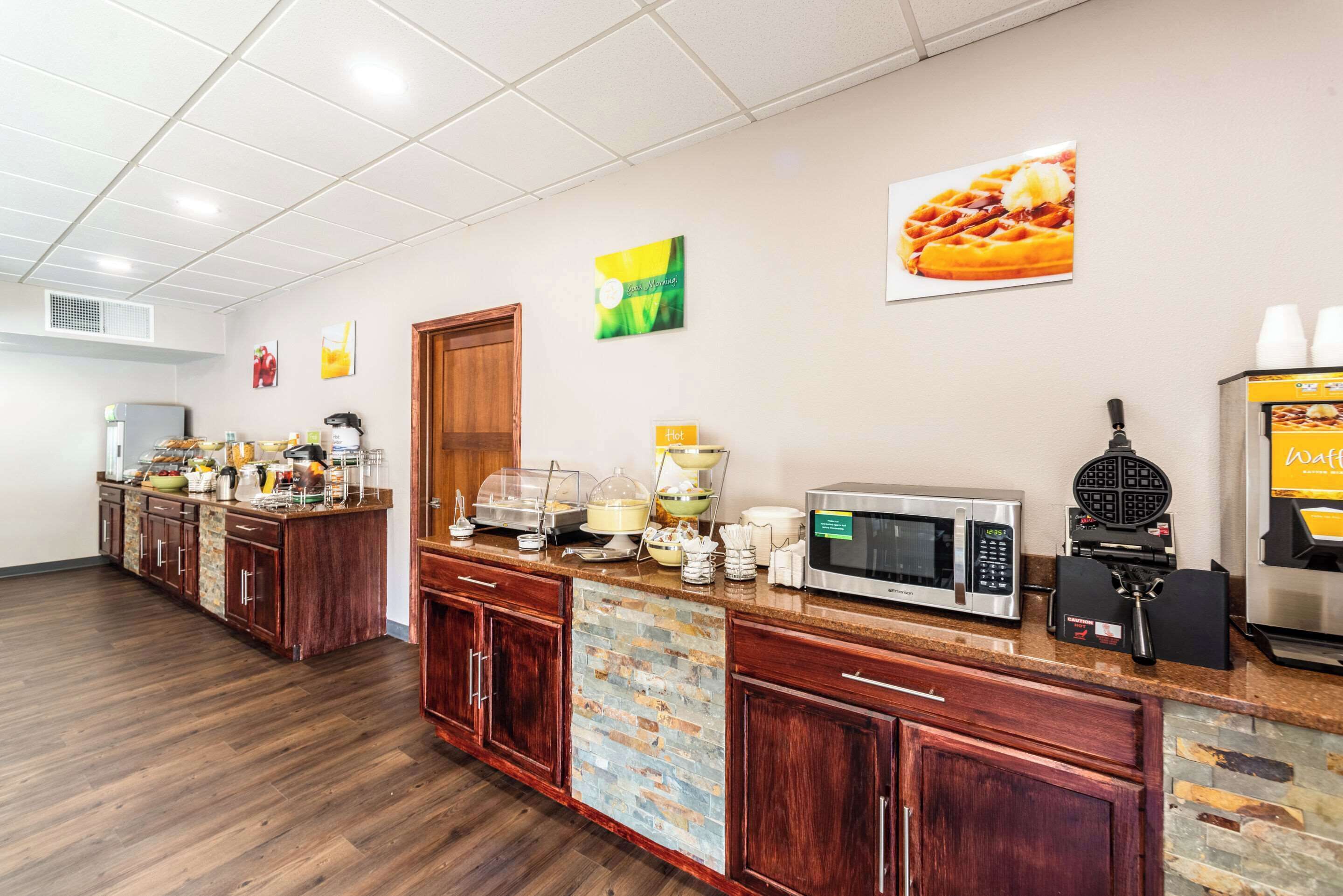 Un coin repas avec un micro-ondes, un appareil à gaufres et un espace dédié au café.