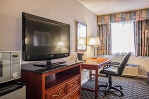 Desk, iron/ironing board, free cribs/infant beds, free WiFi - Quality Inn and Suites St Charles - West Chicago (St. Charles)