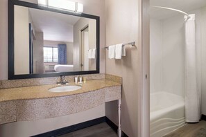 Suite estudio, 1 cama de matrimonio grande, no fumadores | Baño | Artículos de higiene personal gratuitos, secador de pelo y toallas