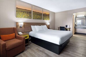 Habitación estándar, 1 cama de matrimonio grande | Caja fuerte, escritorio, cunas gratuitas y camas supletorias