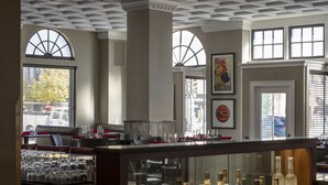 Serveert ontbijt, lunch en diner