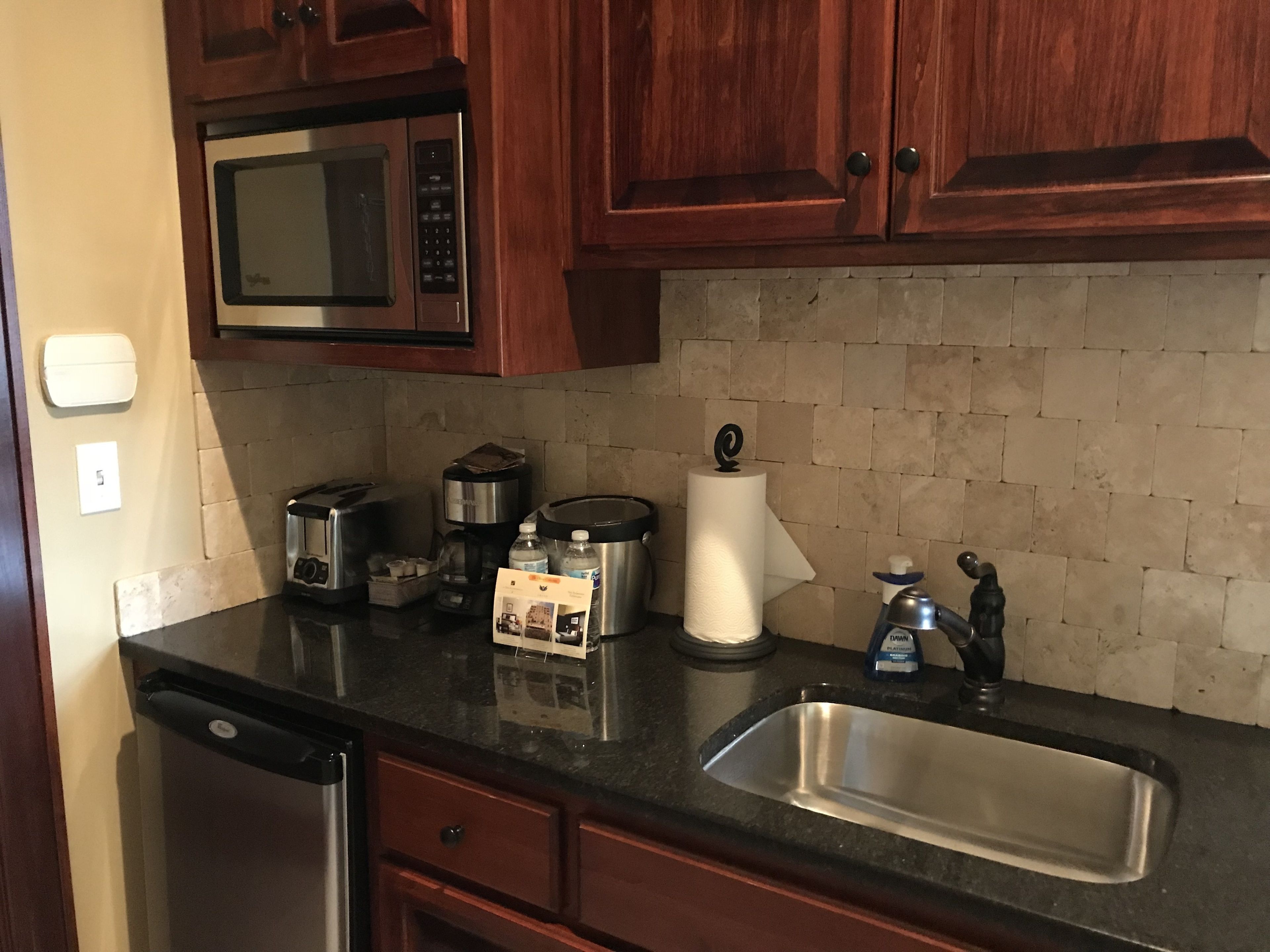 suite, 1 king bed, kitchenette, annex building | private kitchenette | mini-fridge, microwave, cookware/dishes/utensils