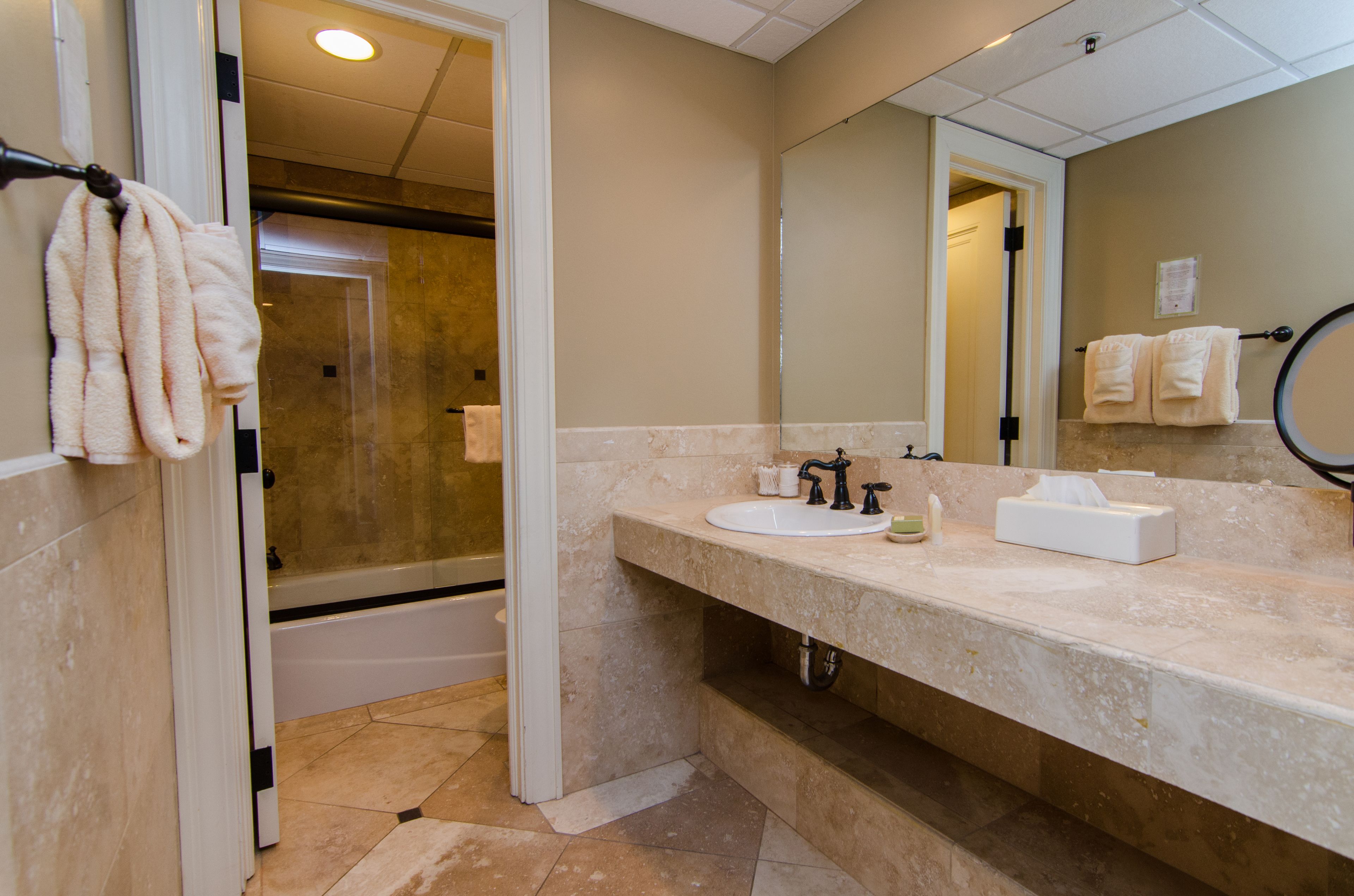 deluxe room, 1 king bed, non smoking | bathroom | combined shower/bathtub, free toiletries, towels