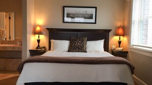 Deluxe kamer, 1 kingsize bed, niet-roken | Een kluis op de kamer, een bureau, een strijkplank/strijkijzer