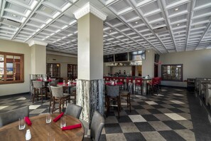 Serviert Frühstück, Mittagessen und Abendessen