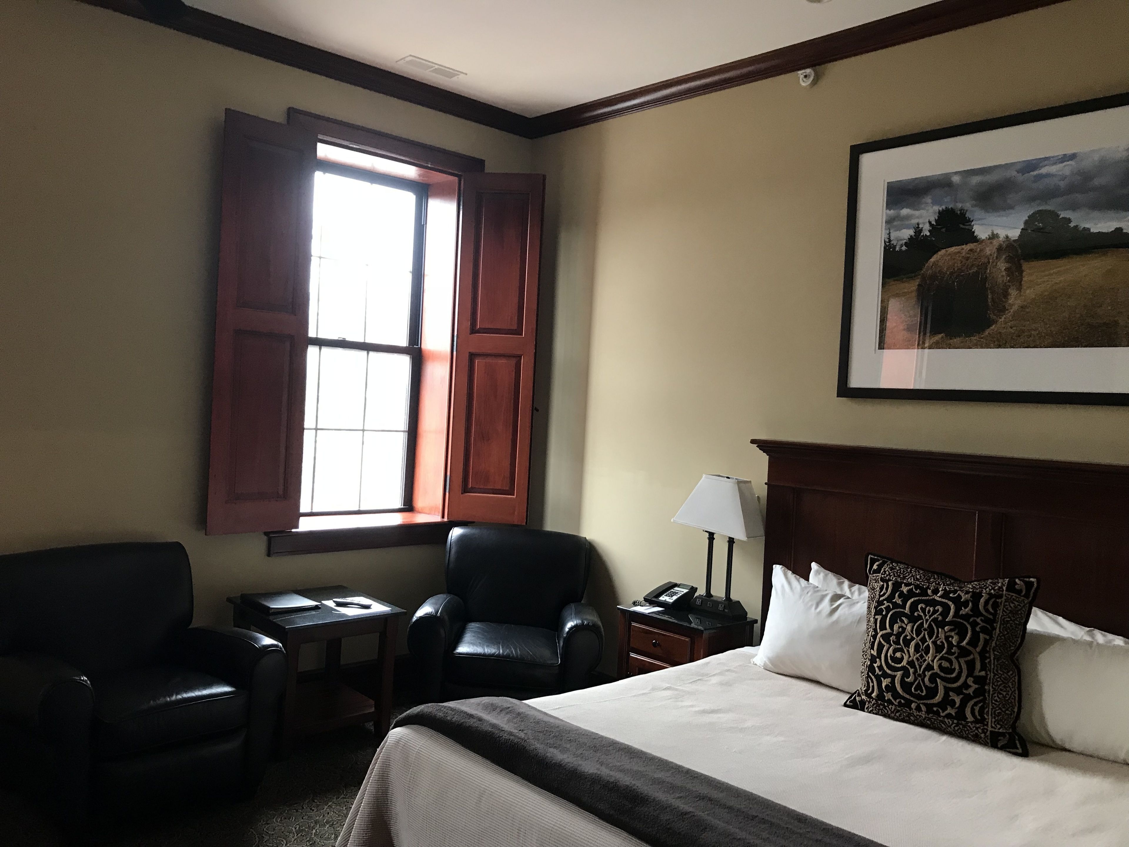 suite, 1 king bed, kitchenette, annex building | living area | 50-inch flat-screen tv with cable channels, tv