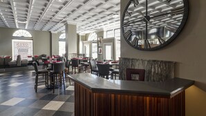 Serveert ontbijt, lunch en diner