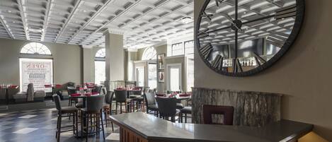 Serves breakfast, lunch and dinner