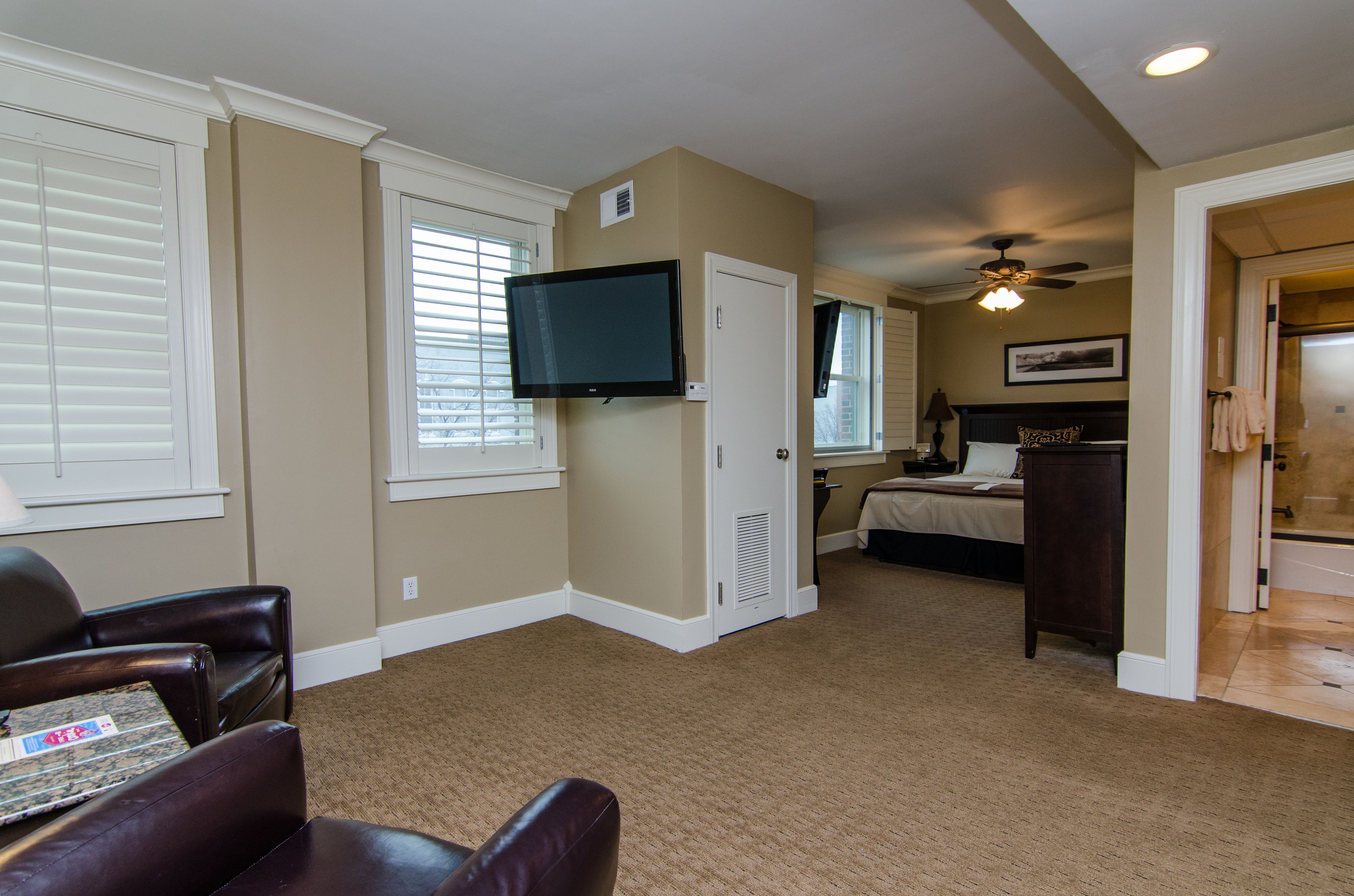 deluxe room, 1 king bed, non smoking | in-room safe, desk, iron/ironing board, cots/infant beds