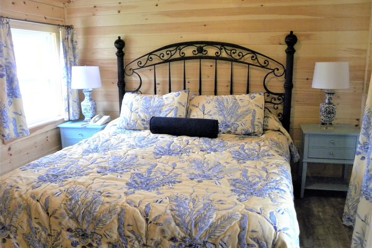 deluxe cottage, 1 bedroom, kitchenette, ocean view | 1 bedroom, blackout curtains, soundproofing, iron/ironing board