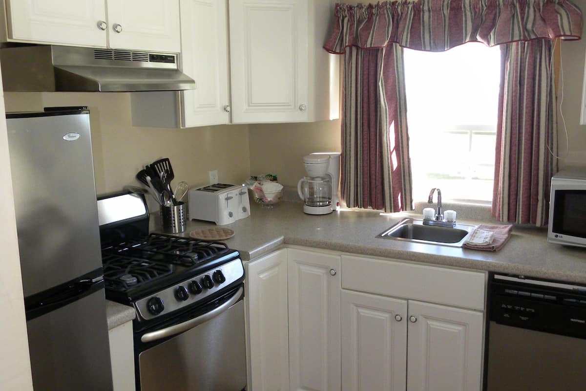 deluxe cottage, 1 bedroom, kitchen, ocean view | private kitchen