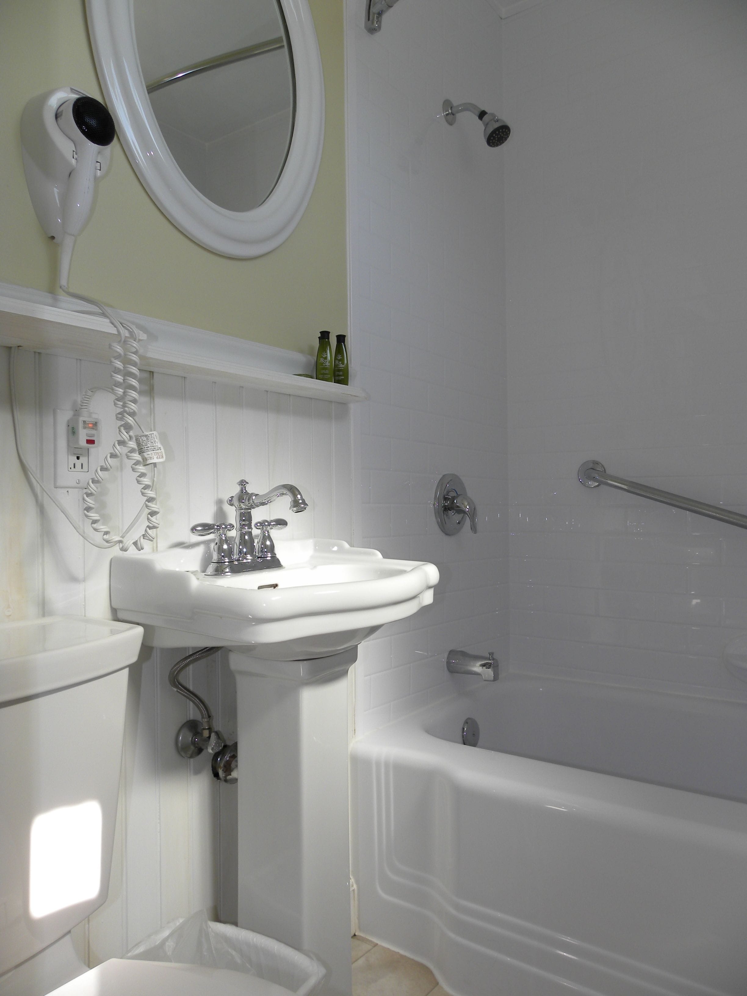 Une salle de bain avec un lavabo, un miroir et une douche.
