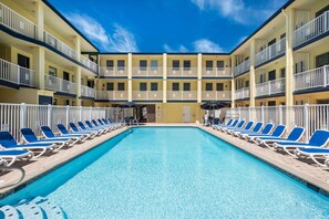 Una piscina al aire libre de temporada (de 10:00 a 22:00), sombrillas